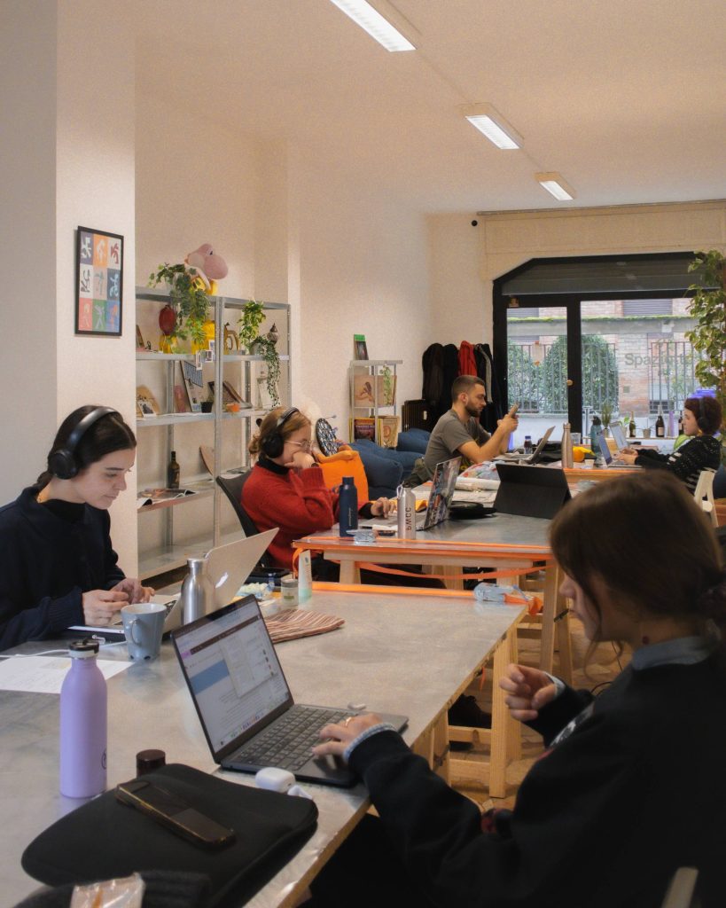 associati che lavorano nel coworking a parma